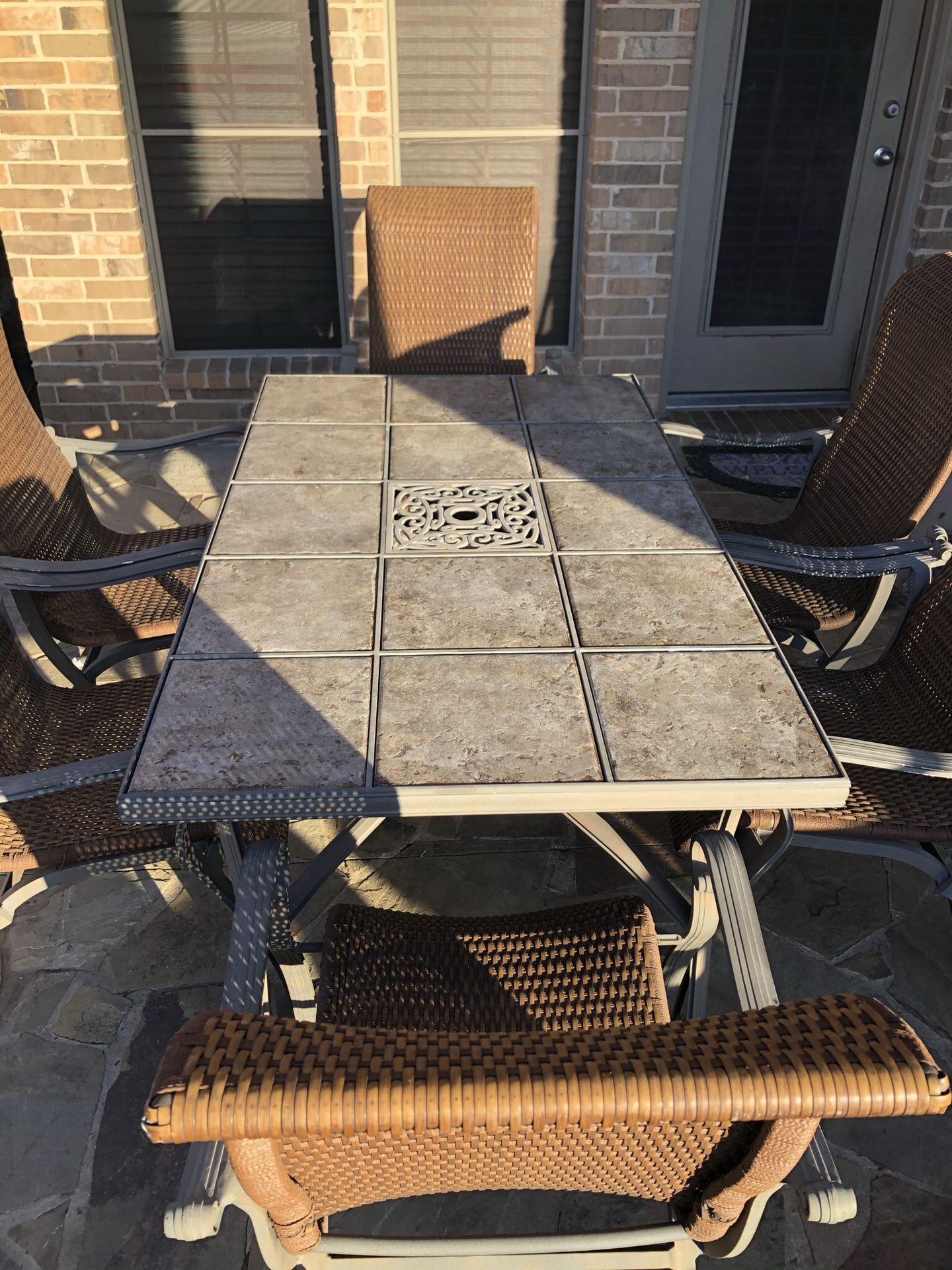 Very Nice Elegant Outdoors Patio Table And Wicker Chairs