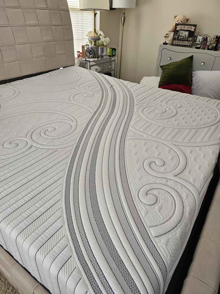 King Size Memory Foam Mattress With Box Spring Great Condition Don't Need