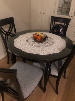 Black dining table with 4 chairs (round glass included)