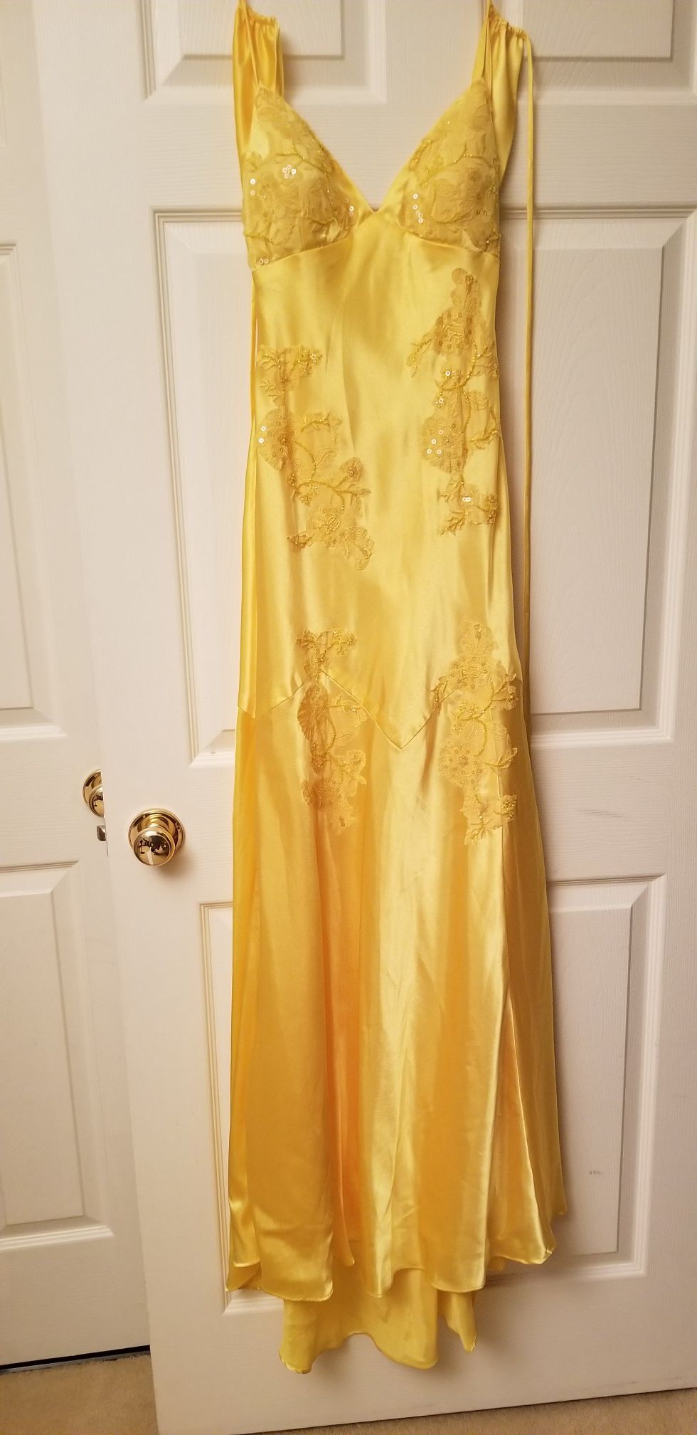 Stunning Yellow Masquerade Size 3/4 100% Polyester Beautiful Yellow lace beading