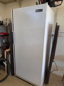 Large Commercial Freezer. Works Great!