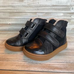 NWOT UGG Rennon II SZ 6 Toddler