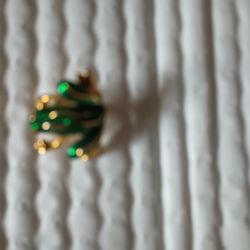 Emerald Colored Small Frog Brooch.