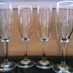 Set Of 4 Champagne Glasses 