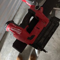 Milwaukee M18 FUEL 18-Volt Lithium-Ion Brushless Cordless 18-Gauge Brad Nailer