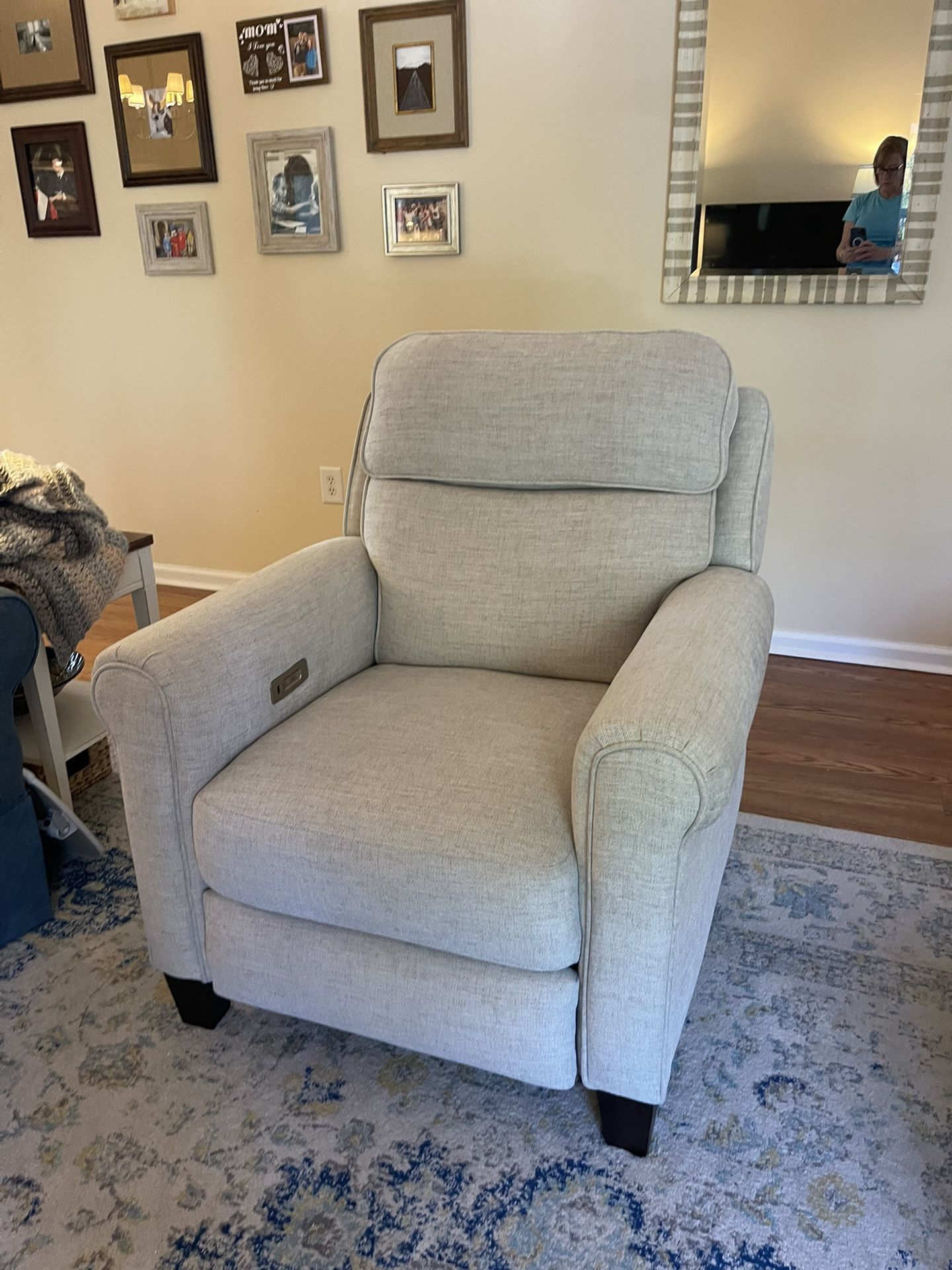 Power Recliner With USB