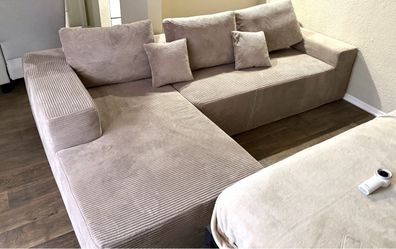 Selling this brand new and clean couch/ Vendo este sillón semi nuevo sin mucho uso