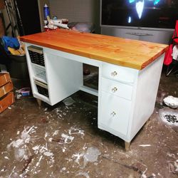 Desk / storage unit