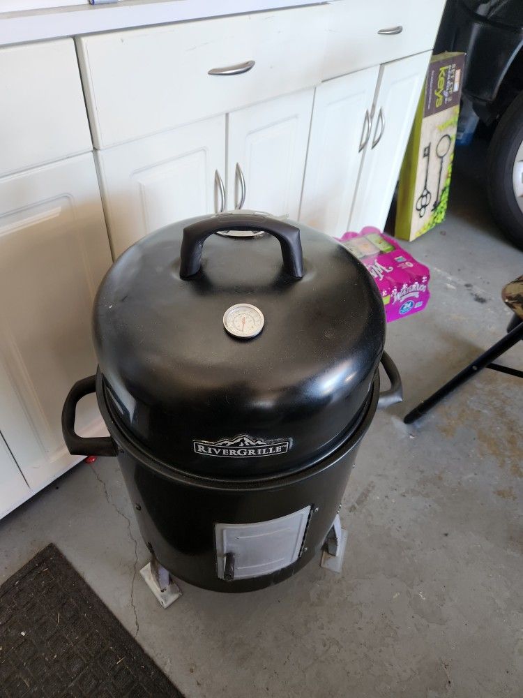 17-in Barrel Kettle Smoker/ Charcoal Grill With Inserts Grates And Bowls In Great Shape