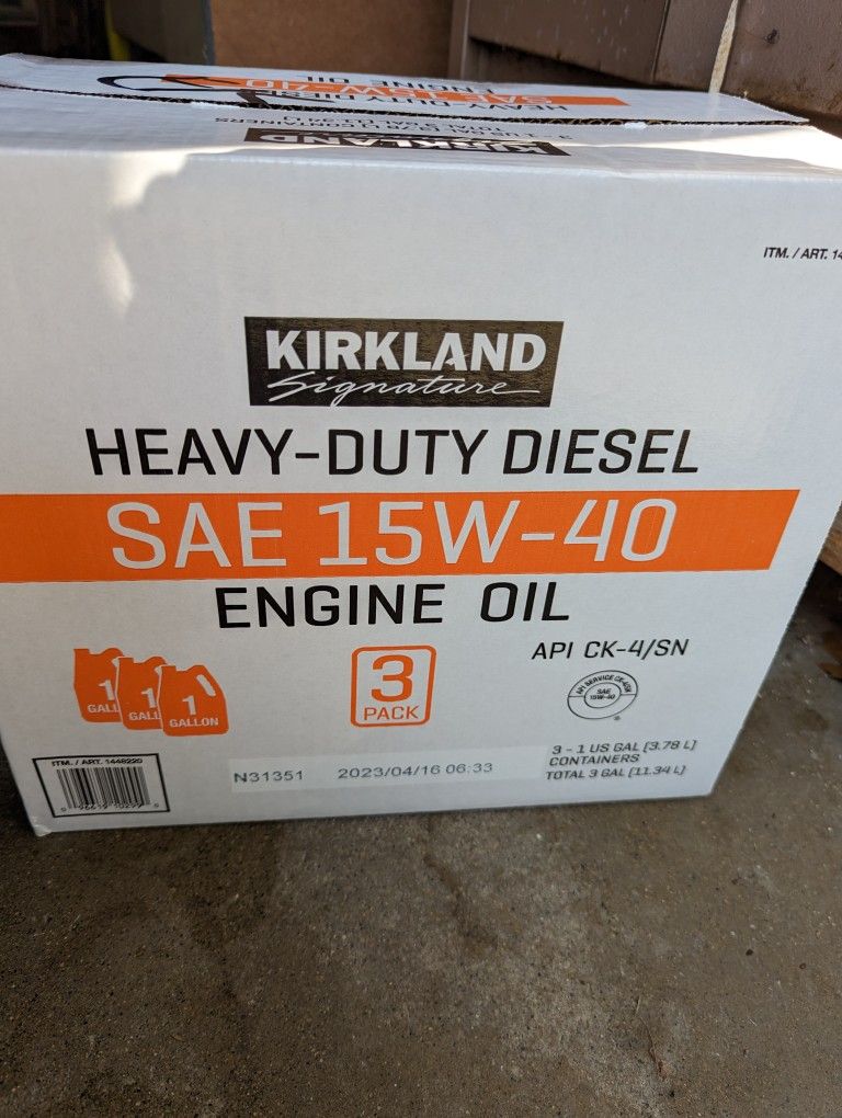 Kirkland Signature SAE 15W-40 Heavy-Duty Diesel Engine Oil, 1 Gallon, 3 ct