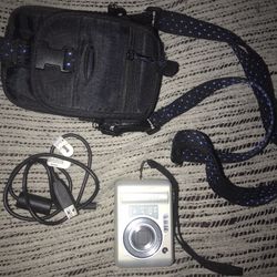 Very Nice Digital Camera With Carry Case Ds Card And Cord Everything Goes For Only 45 $see All Pictures