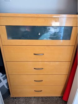 Dresser 5 Drawers +top mirror/makeup area
