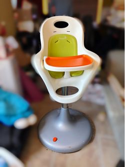 Boon Flair high chair with 2 tray liners and 2 seat liners