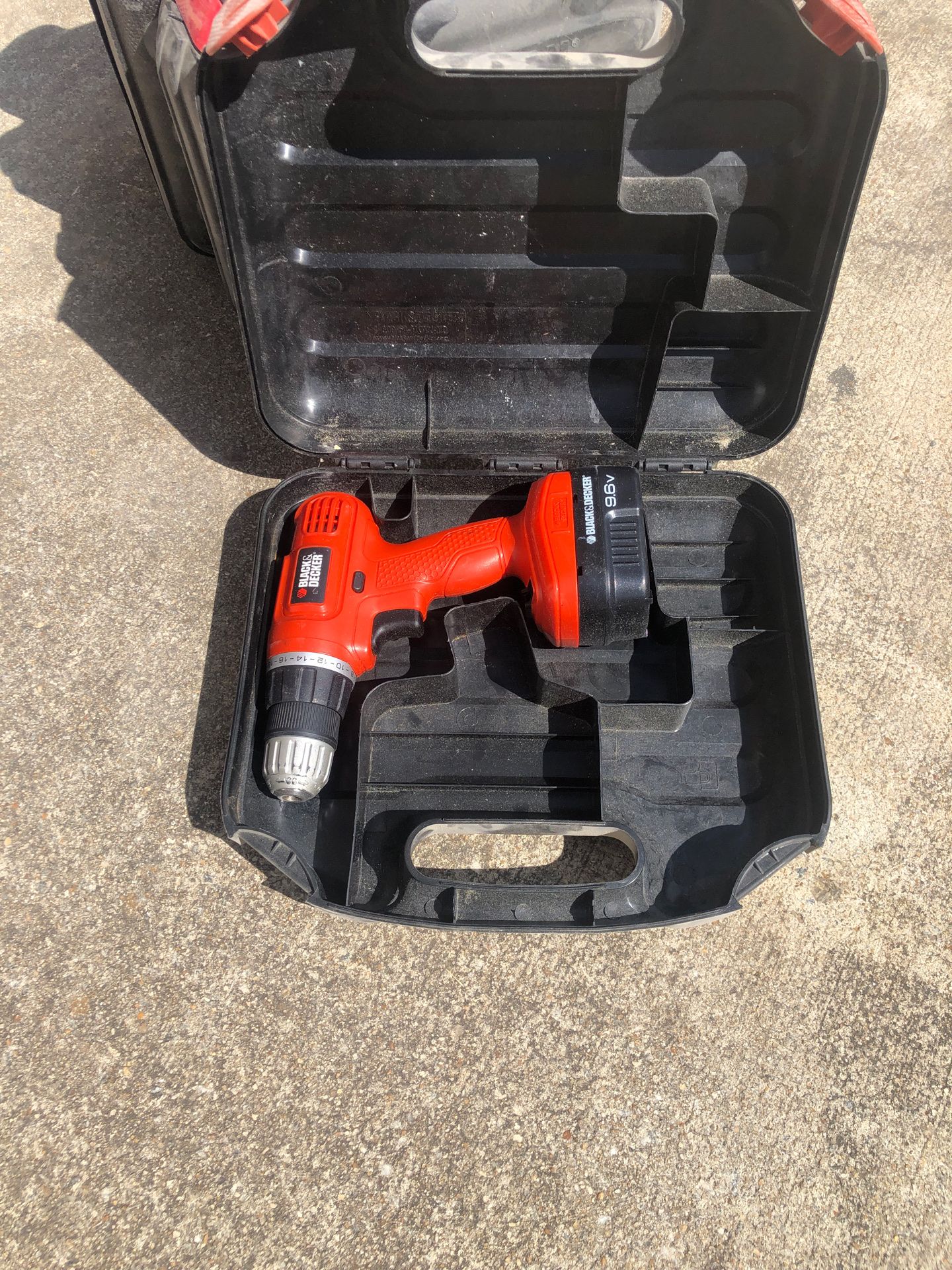 Black and decker circular saw, jig saw, mouse sander and drills ( with cases)