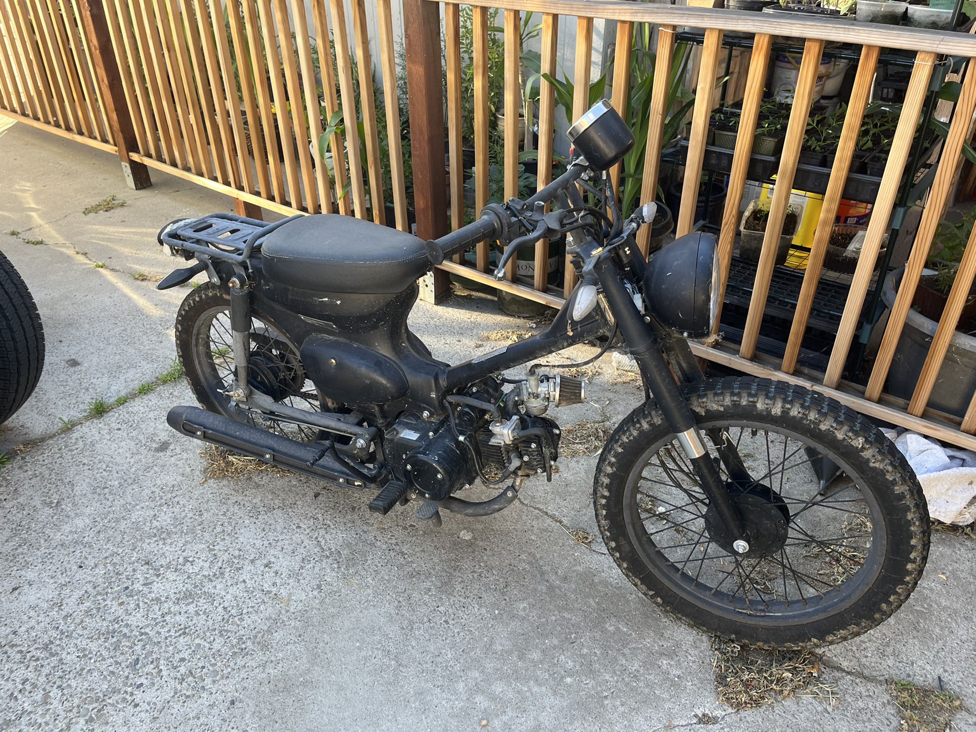 Vintage Looking 49cc Motorbike - Works But Needs Love. 