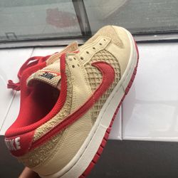   DUNK LOW 'STRAWBERRY WAFFLE'