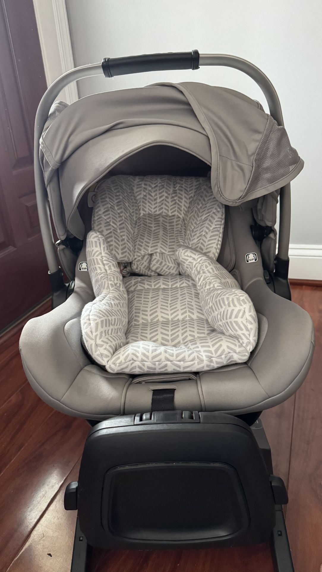 Nuna Pipa Lite lx + POTTERY BARN car seat + Rlx Base ( additional newborn insert)