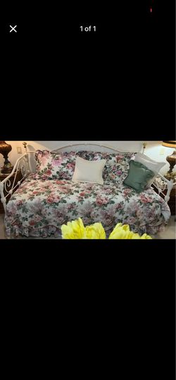 Vintage twin heart day bed!!