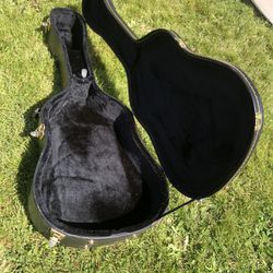 Acoustic guitar hard case in decent shape