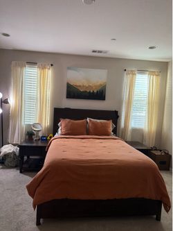 Queen bed & 2 night stands