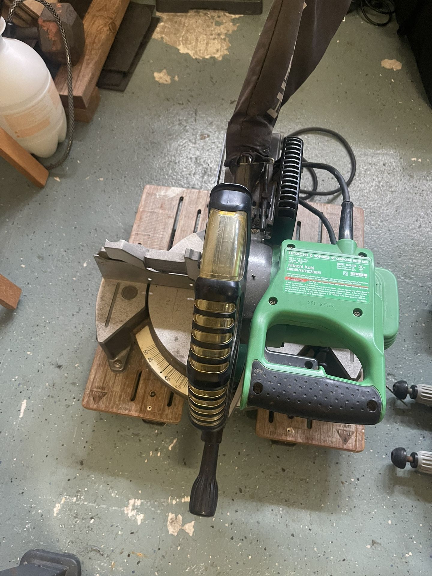 HITACHI C 10FCE2 10" COMPOUND MITER SAW