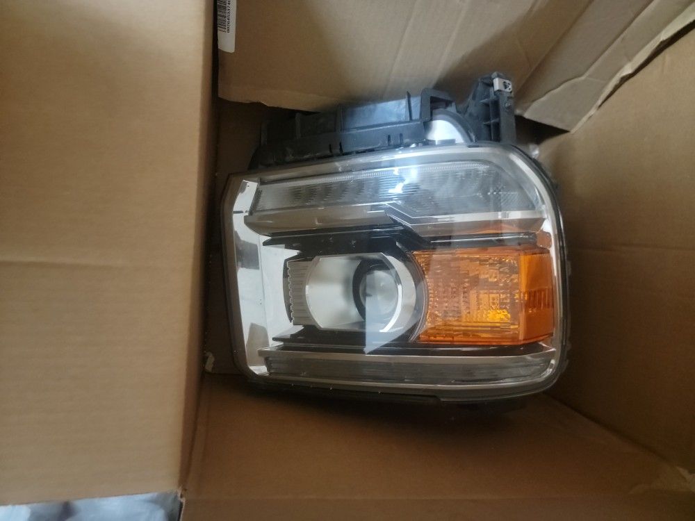 2017-19 GMC Sierra 2500 HD Right HEADLAMP