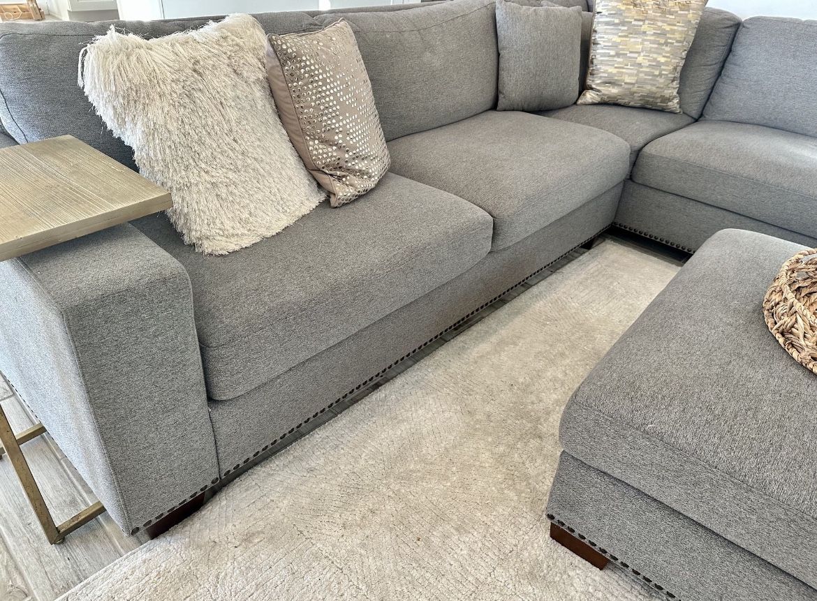 Thomasville Artesia Fabric Sectional with Ottoman for Sale in Phoenix
