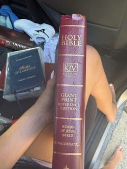 Thomas Nelson King James Version (KJV) Giant Print Reference Bible.