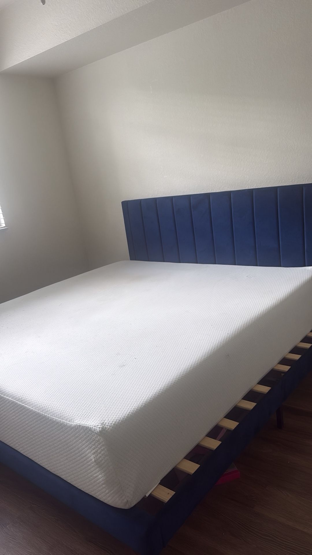 King Bed Almost New And Velvet Frame