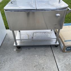 Ice chest on wheels
