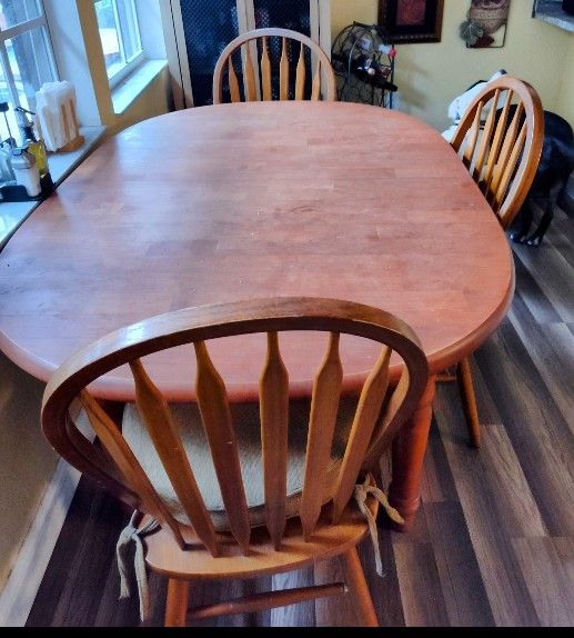 4-6 Solid Wood Round Dining Table