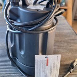 Utility Pump Submersible Like New !!!   Great To Empty Pool