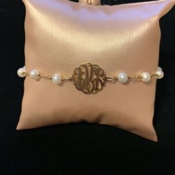 Pearl Bracelet With Gold Accents
