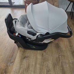 Like New UPPAbaby Mesa Max Infant Car Seat 