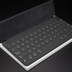 Apple Smart Keyboard  iPad 7, 8, 9 With Clear Back Protective Cover 