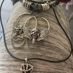 Earrings Skull & Clasps Nd Necklace