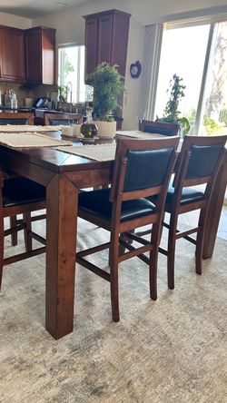 Dining table with 8 Chairs