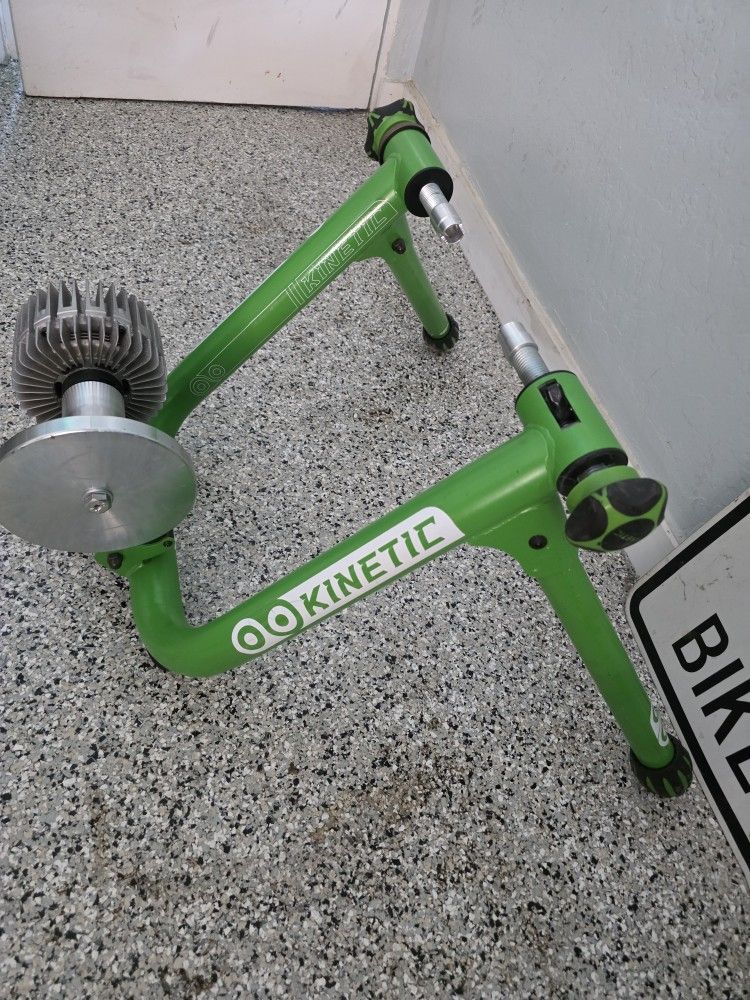 🚲🔥🚲Kinetic
Road Machine 2.0 Bike Trainer(like New)🔥🚲🔥