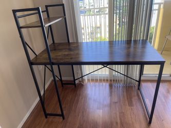 Wooden desk / Escritorio de Madera