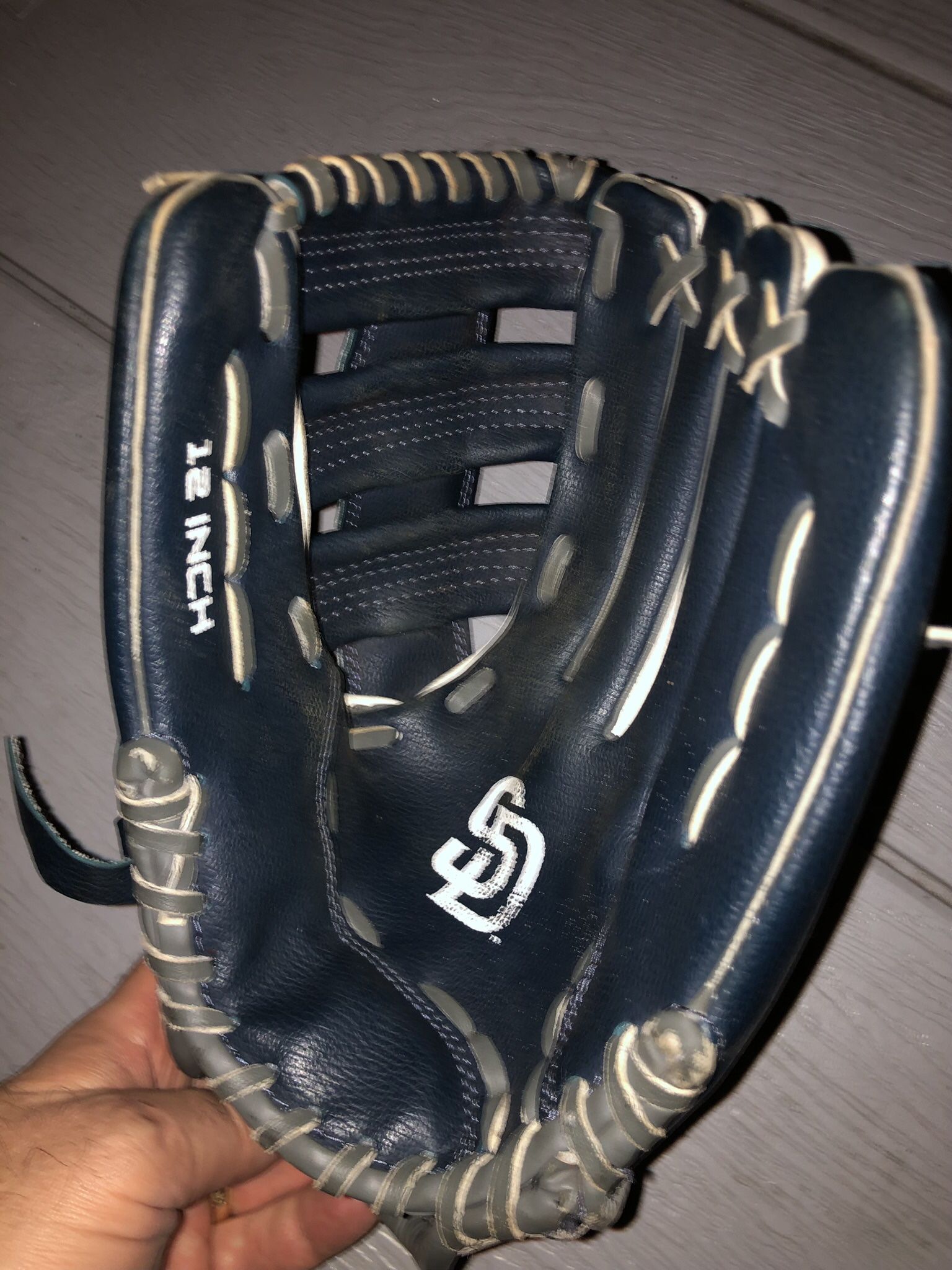 Youth San Diego Padres 12-Inch Baseball Glove (RH Throw) - Used