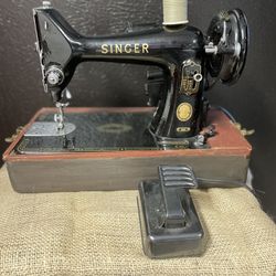 VINTAGE SINGER 99K With Box Carry On