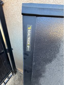 Hard tanue cover on a Chevy Silverado 2017