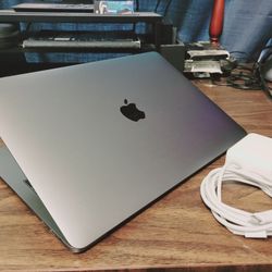 Apple MacBook Pro, Touchbar, 17