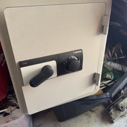 LOT 300 SENTRY 2260 FIREPROOF EXECUTIVE MODEL