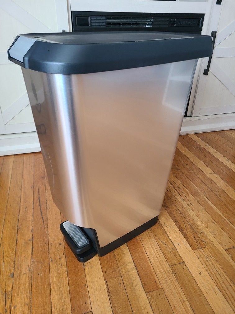 Curver Alto 11 Gallon Resin Trash Bin 