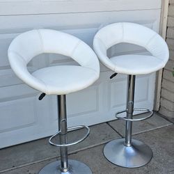 ** 2 Beatiful  Faux leather barstools **
