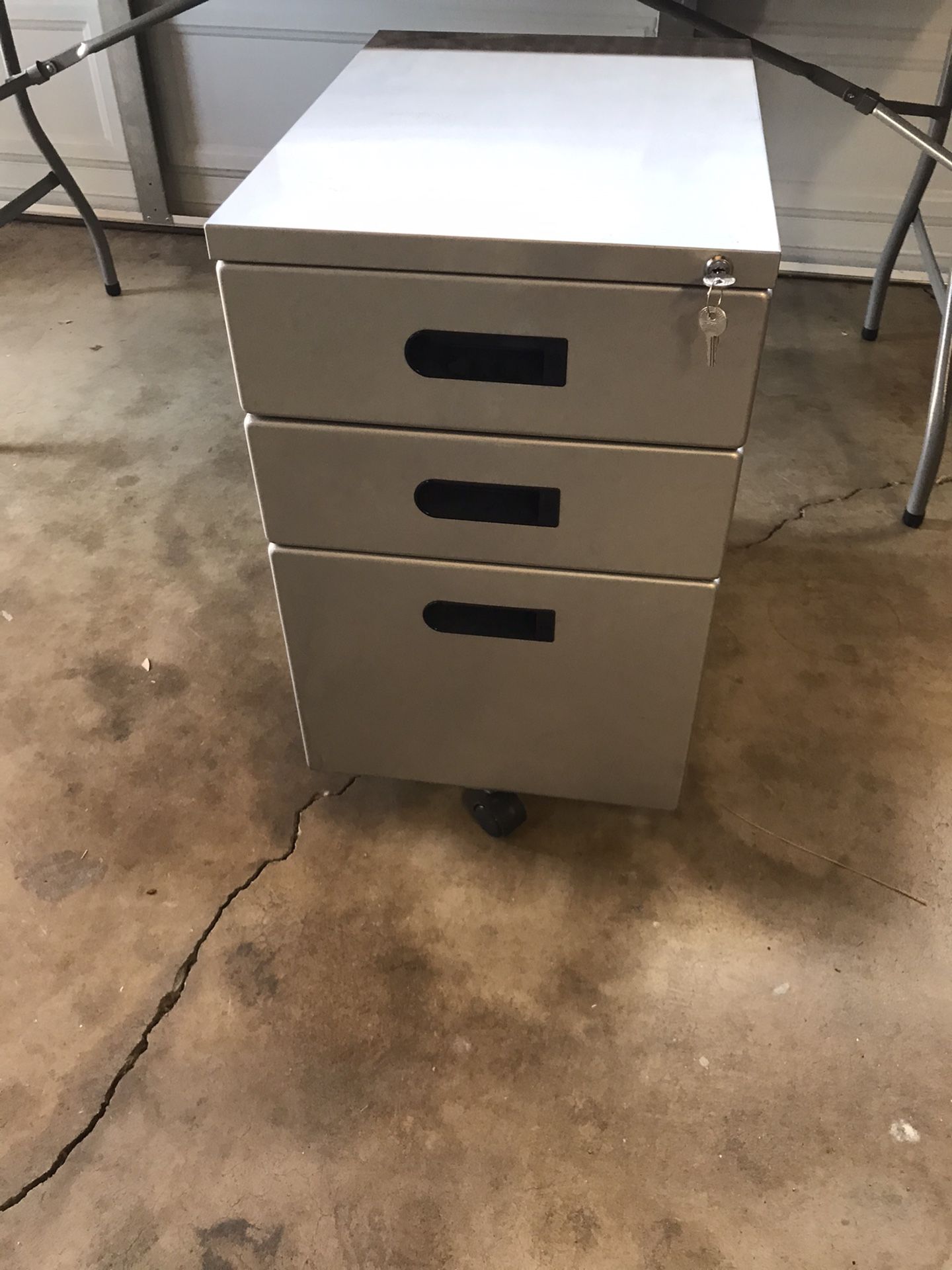 Office file cabinet, 3 drawer roll away wheels, with keys