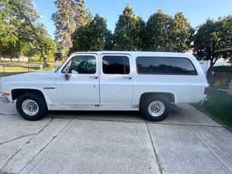 1989 Chevrolet suburban R2500.