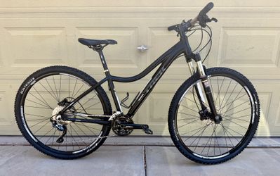 Trek Cali SL 29r Mountain Bike - Excellent Condition -Fully Tuned & Ready to Ride