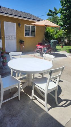 Round table  white 4 chairs